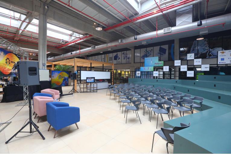 Átrio do Dabi com mobiliário modular para trabalho e eventos