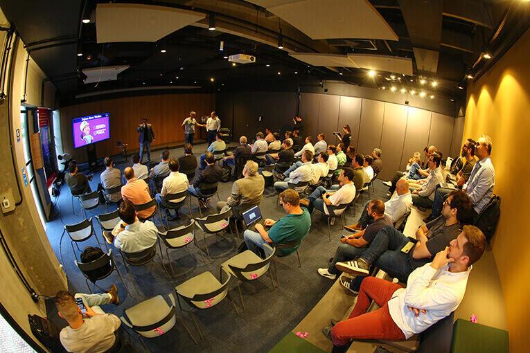 Palestra em auditório do Dabi Business Park